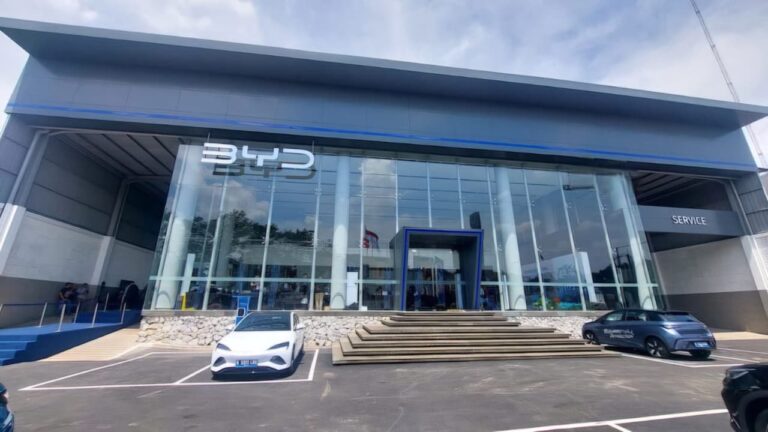 dealer BYD Surabaya harga BYD terbaru BYD Atto 1 Surabaya infrastruktur pengisian mobil listrik PLN mobil listrik BYD Indonesia